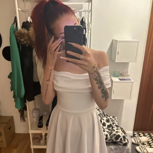 fin vit klänning  - Vit klänning passande till skolavslutning/student! Använd 1 gång. Otroligt skönt material