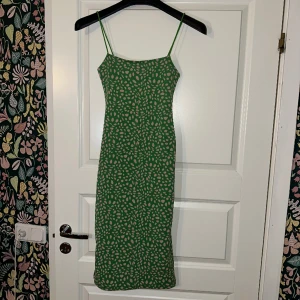 SUPERSÖT ZARA-KLÄNNING💚💚💚 - En så snygg klänning till vår eller sommar från Zara som inte säljs längre🥰Grön med rosa prickar/fläckar. En slit baktill. 💓💓Säljer då jag har för många i liknande modell. Aldrig använd!💚