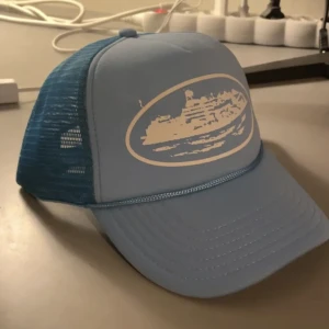 Corteiz keps  - Nästan helt ny ljusblå Corteiz keps. Skick 10/10 Priset ej hugget!