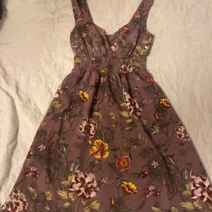 Sommarklänning - jättefin miniklänning från HM i st. 34, men jag skulle säga att den nog kan passa en st 36 också. Miniklänningen har resår under brösten, en jättefin detalj. Hör av er om ni har några frågor!💗
