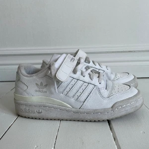 Adidas low forum 1  - Storlek 36 2/3. Fint skick, använda sparsamt. 