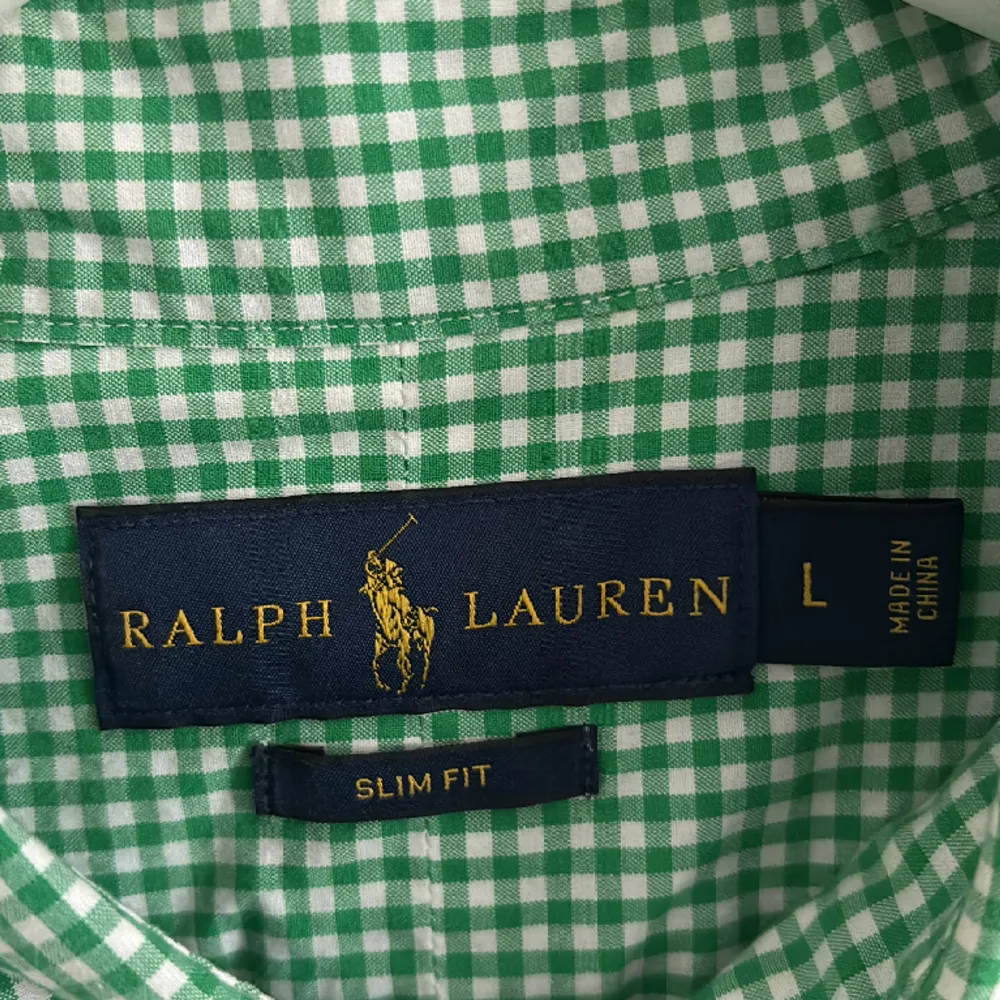 Storlek Large, Slim fit skjorta. Grön och vit rutig skjorta från Ralph Lauren, Säljer då jag ej använder den längre. Nypris är 1 399kr.  Skjortan är i bra skick inga fläckar eller liknande!. Skjortor.