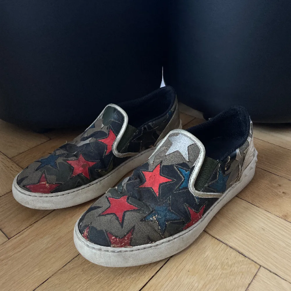 Valentino sneakers. Har målat på dem. Använt skick! Nypris ca 4000kr. Skor.