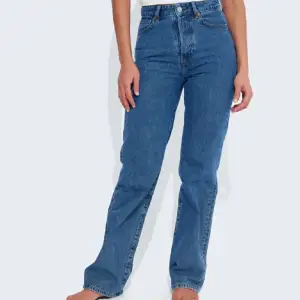 Säljer ett par superfina jeans från Bikbok. De är för stora för mig, så därför kommer de inte till användning. De är knappt använda. Hör av dig för fler bilder 🫶🏻 W: 30 L: 32  