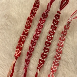 Handgjorda armband  - handgjorda armband av mig. Du väljer färger och design helt själv. De är justerbara i storleken så passar alla. 1 för 40kr, 3 för 100kr, frakt 15kr oavsett hur många armband ❤️ Skriv till mig om du är intresserad 