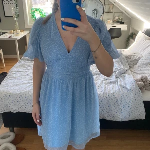 Sommarklänning - Supersöt sommarklänning som används en gång på midsommar, så toppenskick. 🩵🩵