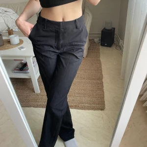 Kostymbyxor - Jag säljer dessa högmidjade kostymbyxorna ifrån BikBok i storlek 34, ny pris 499kr, säljer för 150kr💘