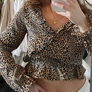 Leopard-blus - Långärmad blus i fint skick! Från HM.