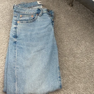 Blåa jeans  - Säljer dessa jeansen för jag inte anvönder dem, jätte söta 💞