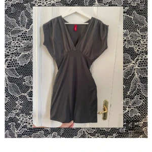 Klänning - Mörkgrå miniklänning från Vero Moda. Jättefin passform, tyvärr för liten för mig nu. 