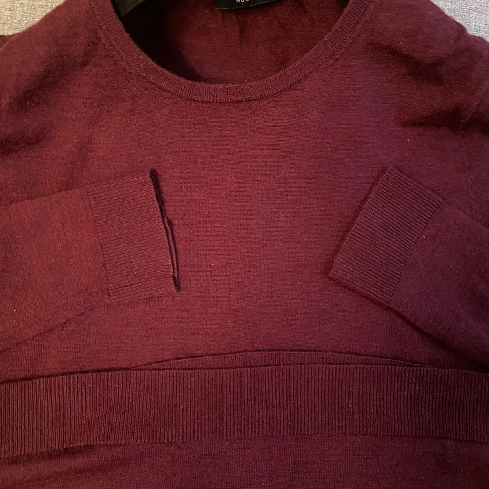 Vinröd sweatshirt snygg och perfekt nu till våren skick 8/10 Stl S Va inte rädda att pruta. Stickat.
