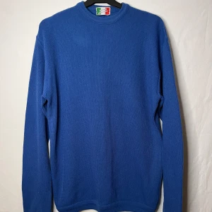 Italiensk stickad tröja - Blå ”Made in Italy” stickad tröja | Jättebra skick | Storlek M | Pris: 299kr | Passar dig som är ca 180cm | Grymt snygg tröja som inköptes i Italien 2023 | Fraktar via PostNord och Instabox på köparens bekostnad:)  Hör av dig vid frågor och fundering