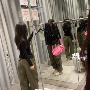 Parachute pants - Ett par mörkgröna parachute pants. I väldigt bra skick, säljer pgd kommer it till annding. Passar alla storlekar för man kan justera