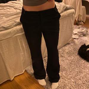 Snygga randiga lowwaist kostymbyxor!💕 De är i storlek 40 men de är köpta på Sellpy så tror inte storleken stämmer då jag vanligtvis har 34/36!💕