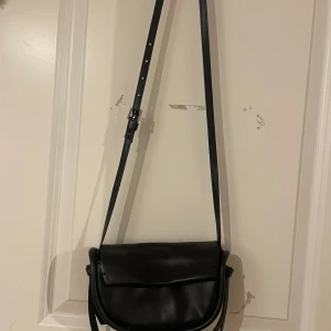 Svart väska  - Jätte söt svart väska passar ihop med allt!