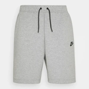 Nike tech shorts gråa - Säljer mina nike tech shorts då de inte passar längre. De är perfekta nu till sommaren och passar alla. De är äkta, priset är inte hugget i sten. För mer frågor kom pm