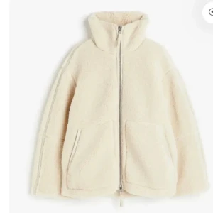Teddy jacka - Säljer denna jätte mysiga Teddy jackan från Merley Stockholm då den inte passa mig jätte bra. Helt ny, Väldigt gosig och varm, höstj/vår jacka. Köpt för 699kr storlek M men passar även S. Lånade bilder, priset går att diskuteras!!!!!!