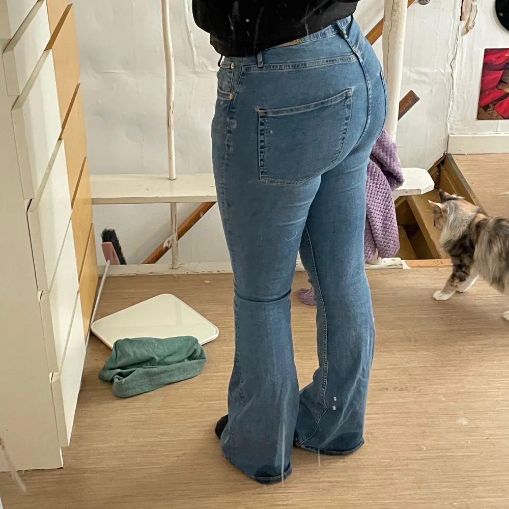 säljer dessa bootcut jeans (snake flare) från  Lager 157 i den långa modellen. jag är ca 175cm. I strl L men passar även M. säljer även samma modell i ljusblå (L) och svarta (M). Jeans & Byxor.