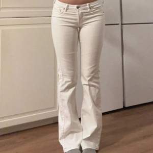 Ett par vita jeans som är helt slut på hm💕inga fläckar eller defekter💕dom är lågmidjade och bootcut
