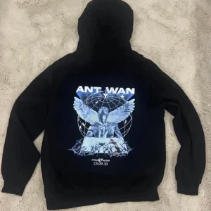 Limiterad Antwan merch!! - Limiterad Antwan merch från hans konsert, svart hoodie med tryck, storlek m, säljer bara vid bra bud, 💋💋!! 