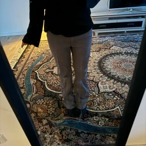 Jeans - Ett par mörkgråa jeans. Jätte fina och använda ett par gånger. 