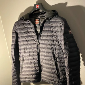 Colmar jacka  - Jättefin colmar jacka använd 1 höst. Inga skador eller deffekter. Köpt på boozt. Skriv för frågor och funderingar :)