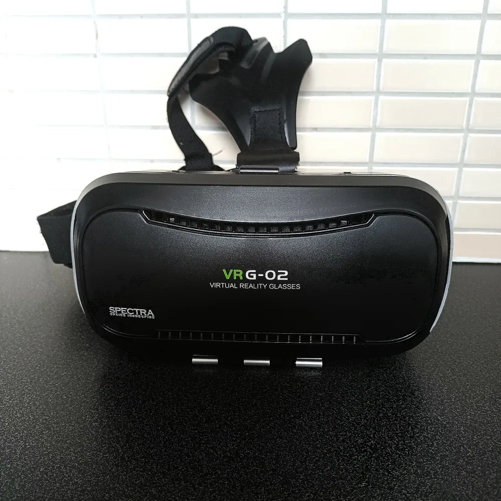 VRG-02 Spectra optics virtual reality glasses VR glasögon för mobil Använd några enstaka gånger, men legat utan skyddsbox, så några skav,  men fungerar felfritt. Övrigt.
