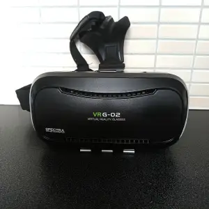 VRG-02 Spectra optics virtual reality glasses VR glasögon för mobil Använd några enstaka gånger, men legat utan skyddsbox, så några skav,  men fungerar felfritt