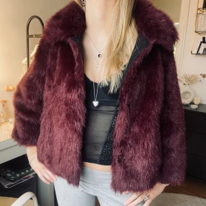 vinröd pälsjacka - as cool vinröd fake pälsjacka!! Jätte fint skick!🫶🏼