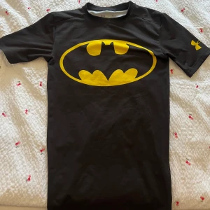 Tränings tröja  - Säljer denna unisex compression shirt ifrån Under Armour i storlek S. I nyskick—använt. Använd gärna via ”köp nu” funktionen 😊 