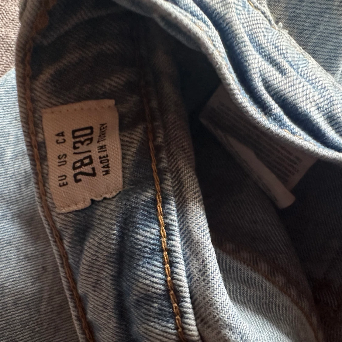 Blå jeans me hål - 91