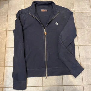 Morris fullzip - Sjukt snygg och skön Morris tröja i bra skick bara lite smutsig men går att fixa. Nypris ligger på runt 1800kr. Den har dubbelzip och är mörkblå i storlek S. Tveka inte på att höra av er!
