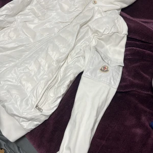 Moncler cardigan  - Helt ren äkta nfc funkar kan skannas också kan gå ner lite på pris 