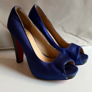 Klackar mörkblå röd  - Klackar som har blivit använda men har fortfarande lapp kvar 