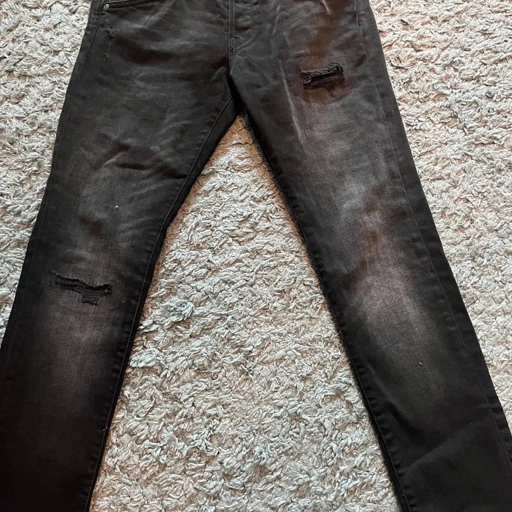 Säljer nu ett par fräscha Jack n jones jeans då jag ej använder dom. Storlek 28/30. Jeans & Byxor.