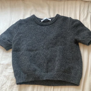 Stickad T-shirt från zara - Jag säljer denna stickade T-shirten från zara pågrund av att den är för stor för mig och då har den inte kommit till andvänding. Andvänd ca 3ggr