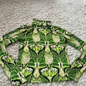 Siden tröja - Säljer denna helt nya siden tröjan! Ny pris var 1000 där av lite dyrare pris men pris kan absolut diskuteras🩷