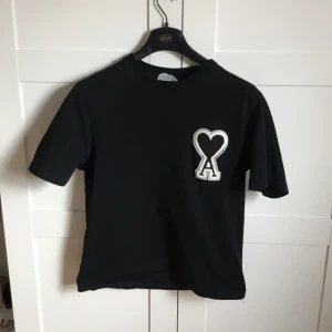 Ami paris t-shirt  - En otroligt snygg ami paris t-shirt som är väldigt svår att få tag på. Är perfekt is storleken och väldigt lätt att matcha en snygg outfit med. Hör av er vid frågor och funderingar, går att pruta lite☺️