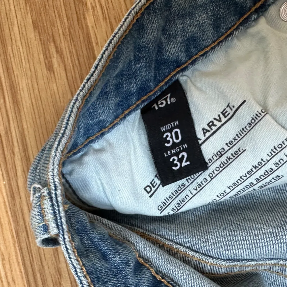 Lowwaist/midwaist jeans från lager 157! Storlek 30/32, men jag skulle säga att dom passar som en strl 38! Modellen är slim!🥰 Fint skick, då jag knappt använt dom!. Jeans & Byxor.