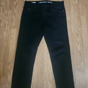 Calvin Klein jeans storlek 32/32.  Bra skick. 500kr elr bud  Ny pris 1300