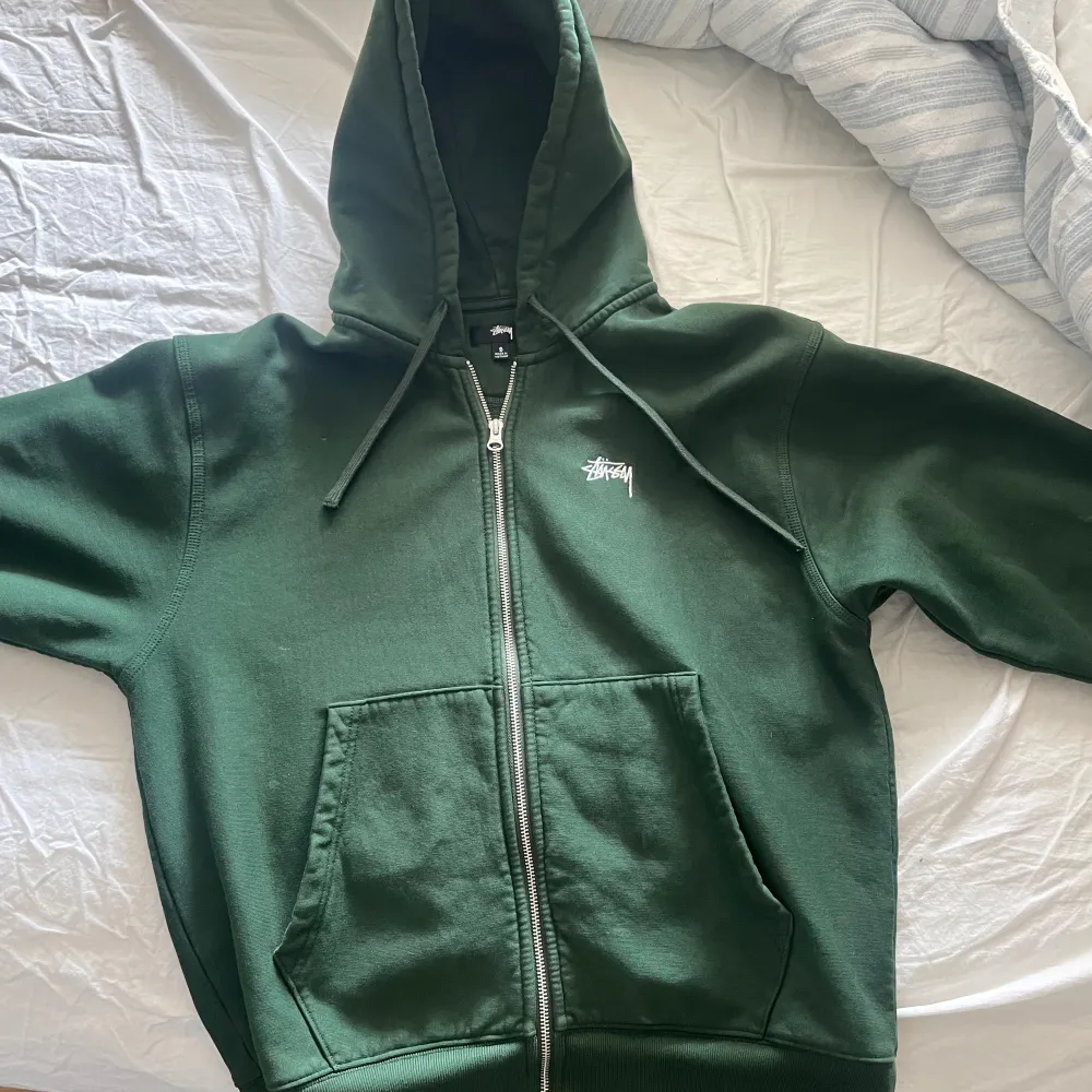 Grön Stussy Zip hoodie i 9/10 skick. Storlek S. Pris kan sänkas vid snabbt köp. Hoodies.