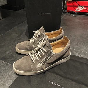 Giuseppe Zanotti - Säljer mina sällsynta Giuseppe Zanotti då dom inte kommer till användning. Allt finns med sedan jag köpte dom.  Strl: 43 Skick: 9/10 Nypris ligger runt 7000.  Pris kan diskuteras vid snabb affär!