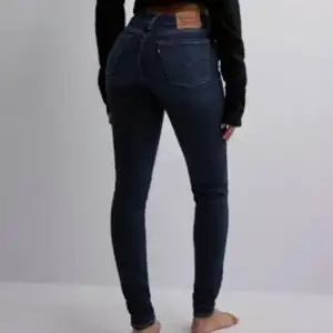 Hej! Säljer dessa as snygga jeans!  Storlek: 24  Kan även tänka mig byta mot något 💞 Köpta för 900