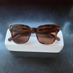 Chimi solglasögon 05 - Chimi solglasögon, modell #005 i färg tortoise. De är i väldigt bra skick med enstaka små repor på linsen. 