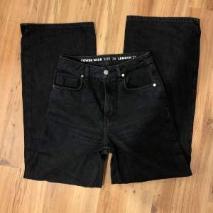 svarta snygga jeans från bikbok, inte så använda och bra skick🤍