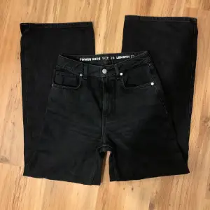 svarta snygga jeans från bikbok, inte så använda och bra skick🤍