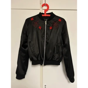 VINTAGE Bomberjacka, strl S -  Vintage Bomberjacka storlek S men passar M-L då den är rymlig  Hela märket är broderat för hand Använd 1-2 ggr Märke: collectif  