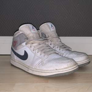 Nike Air Jordan 1 Mid Paris. Är lite smutsiga men är helt okej. Lite creasade.  Man kan också få med crease skydd från Soleplus men 50kr extra.