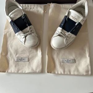 Valentino skor  - Jag säljer nu mina äkta Valentino skor pga att jag inte använder skorna. Skorna är i 7/10 skick men inga skador man märker tydligt. Det som ingår är, Skorna, helt nya skosnören, skopåsar till båda samt box. Priset är inte hugget i sten