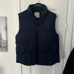 Väst  - Fräsch väst i marinblå färg från Selected Homme Skriv vid frågor🤝